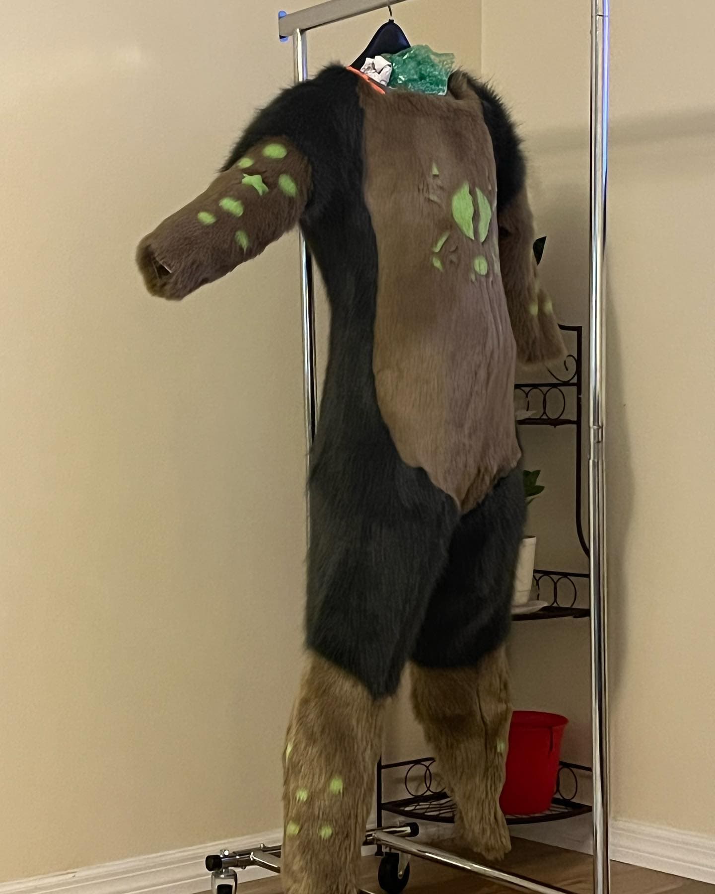 Spore — Toxic Canine full suit, three-quarter view